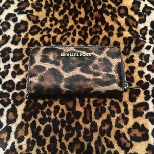 💋Michael kors wallet in leopard print💋